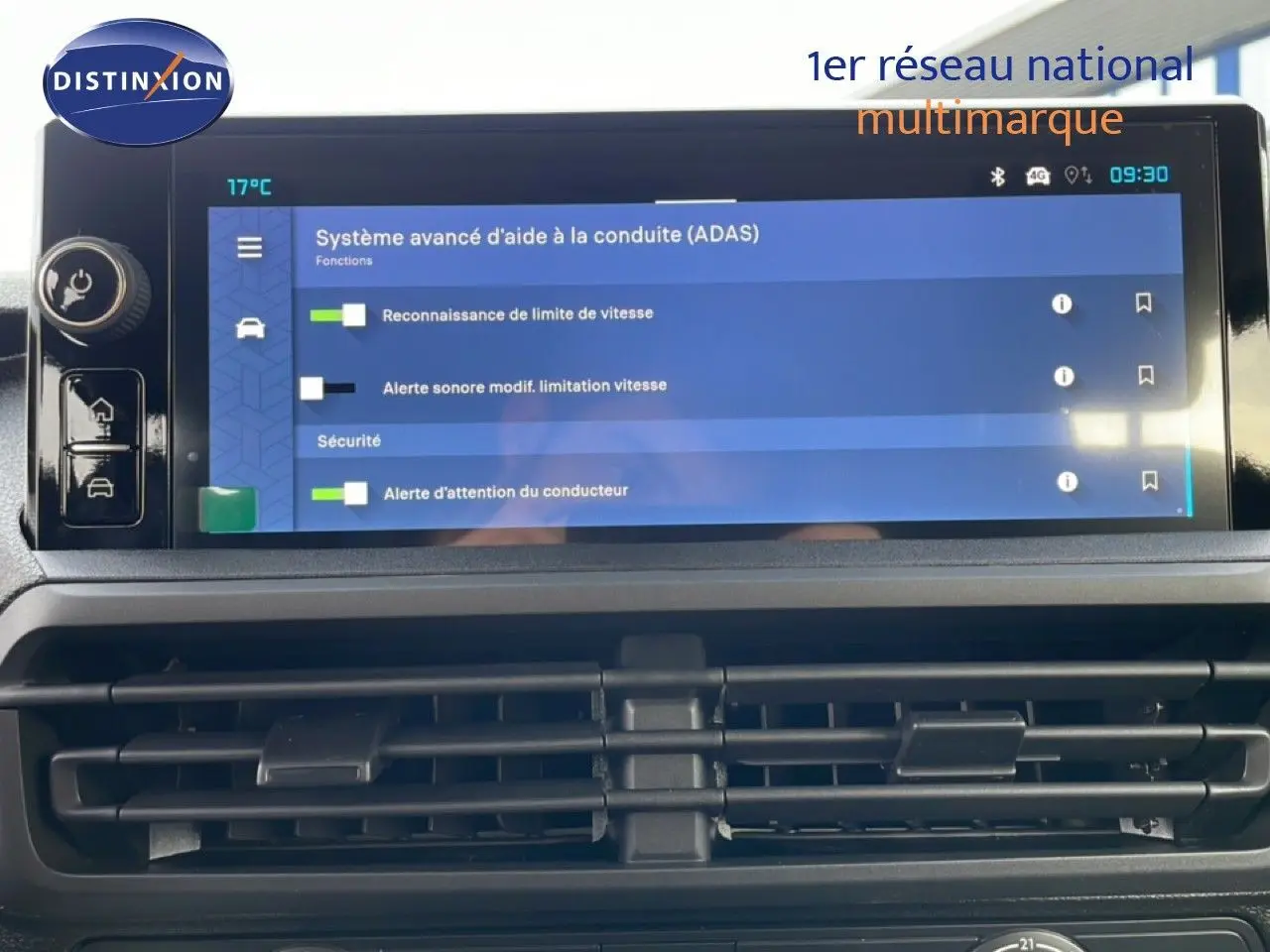 Écran tactile du système d'aide à la conduite dans l'habitacle du Citroën Jumpy Cabine Approfondie gris titane.