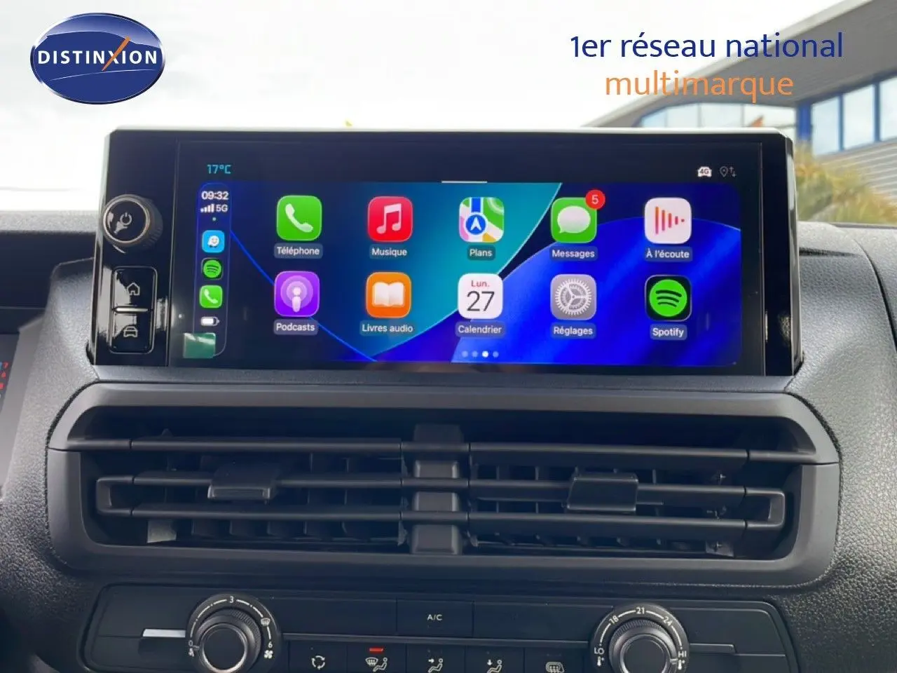 Vue intérieure du tableau de bord du Citroën Jumpy Cabine Approfondie 2026 avec écran tactile et commandes de climatisation.