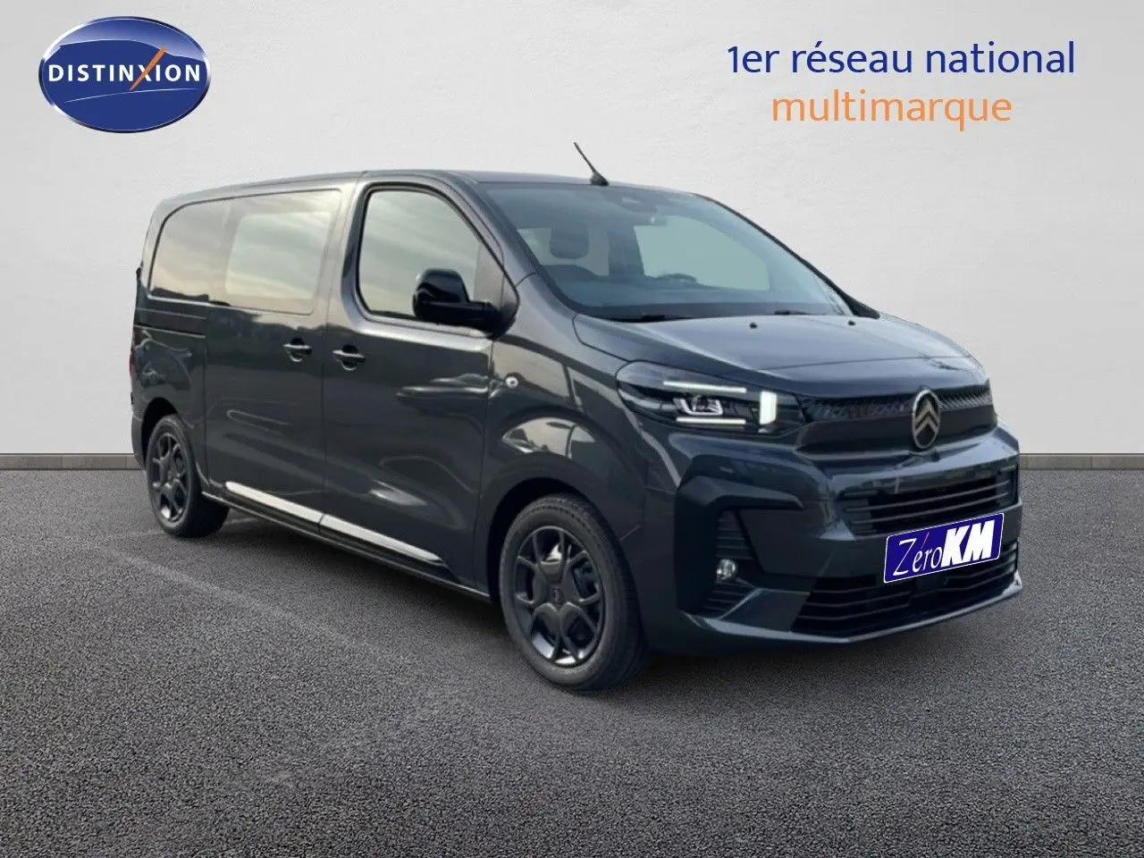 Vue 3/4 avant droite d’un Citroën Jumpy cabine approfondie gris titane métallisé avec jantes noires et calandre distinctive.