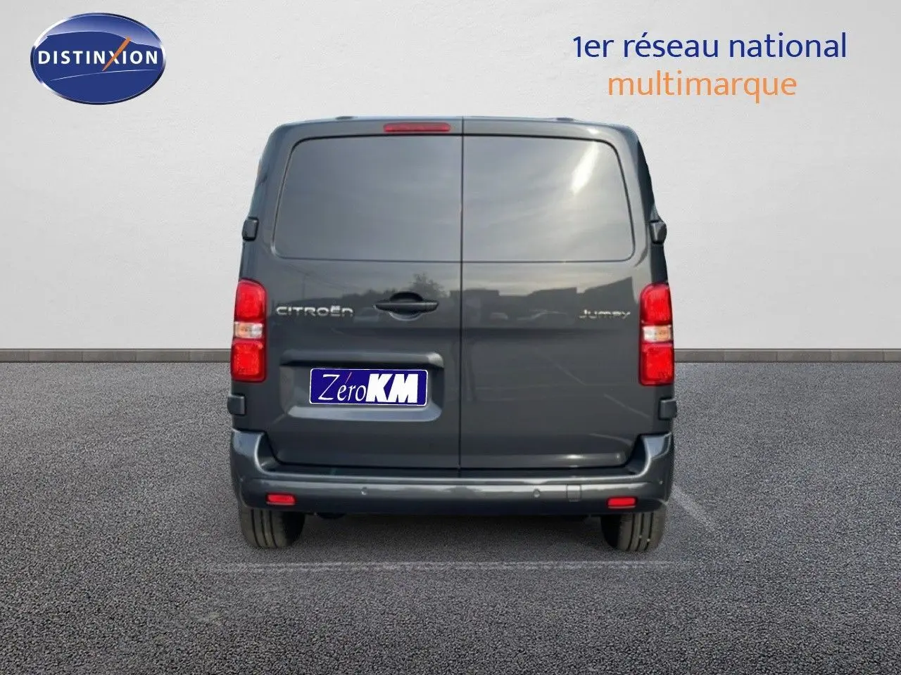 Vue arrière d'un Citroën Jumpy cabine approfondie gris titane métal avec portes battantes et feux rouges visibles.