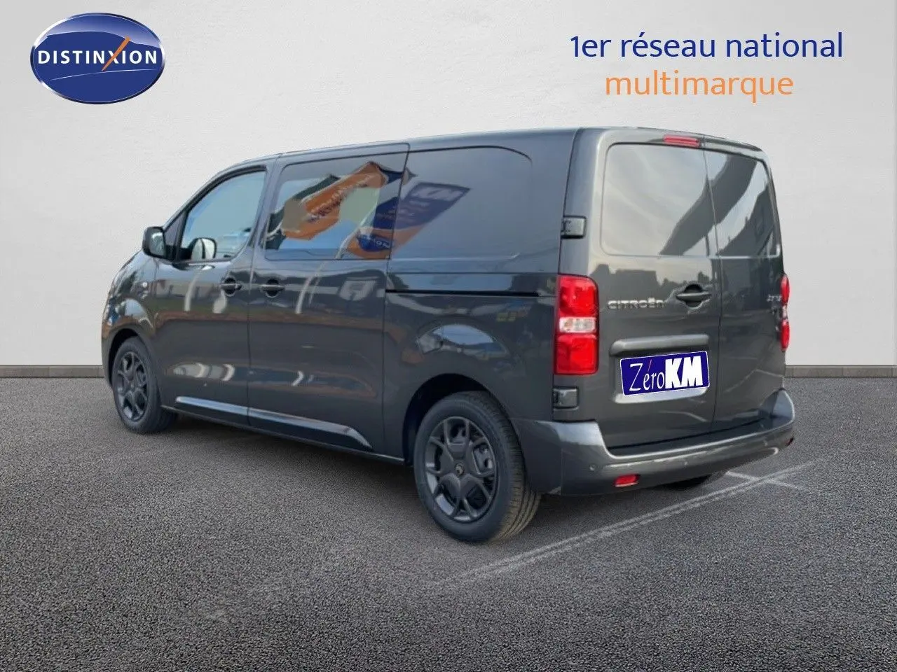 Vue 3/4 arrière droite d’un Citroën Jumpy cabine approfondie gris titane métallisé avec vitres teintées et jantes foncées.