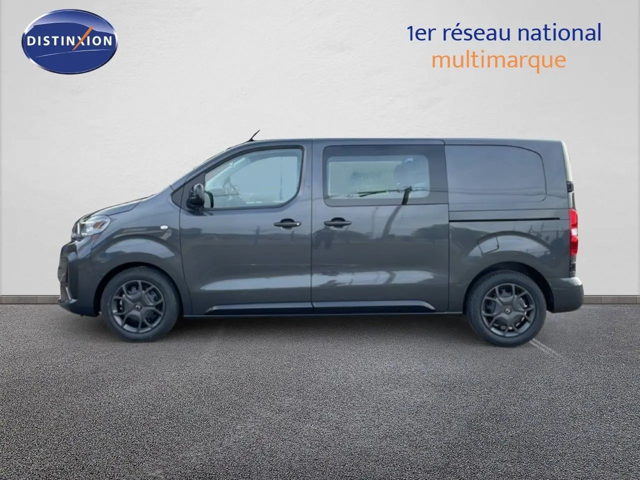 Profil droit d'un Citroën Jumpy Cabine Approfondie gris titane métallisé, avec fenêtres latérales et jantes foncées.