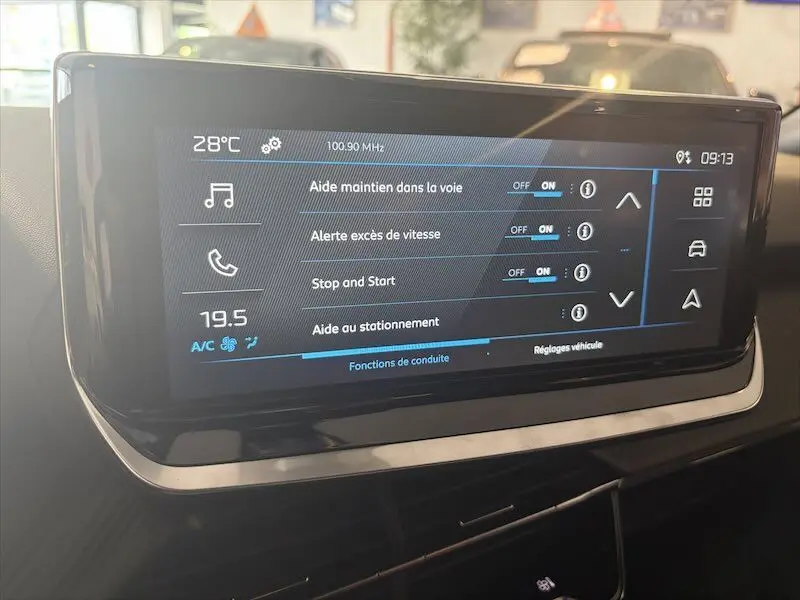 Écran tactile central du Peugeot 2008 Hybrid 145ch noir métal, affichant les aides à la conduite activées.