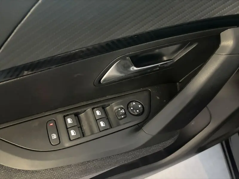 Détail de la porte côté conducteur du Peugeot 2008 noir métal 2025, avec commandes des vitres et rétroviseurs.