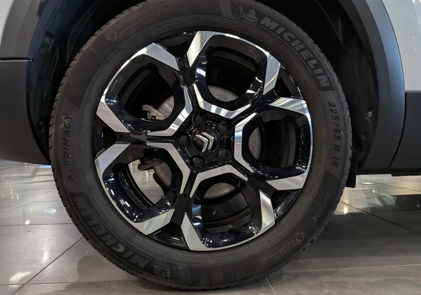 Gros plan sur la roue avant droite du Citroën C5 Aircross 2025, jante alliage bicolore noir et argent.