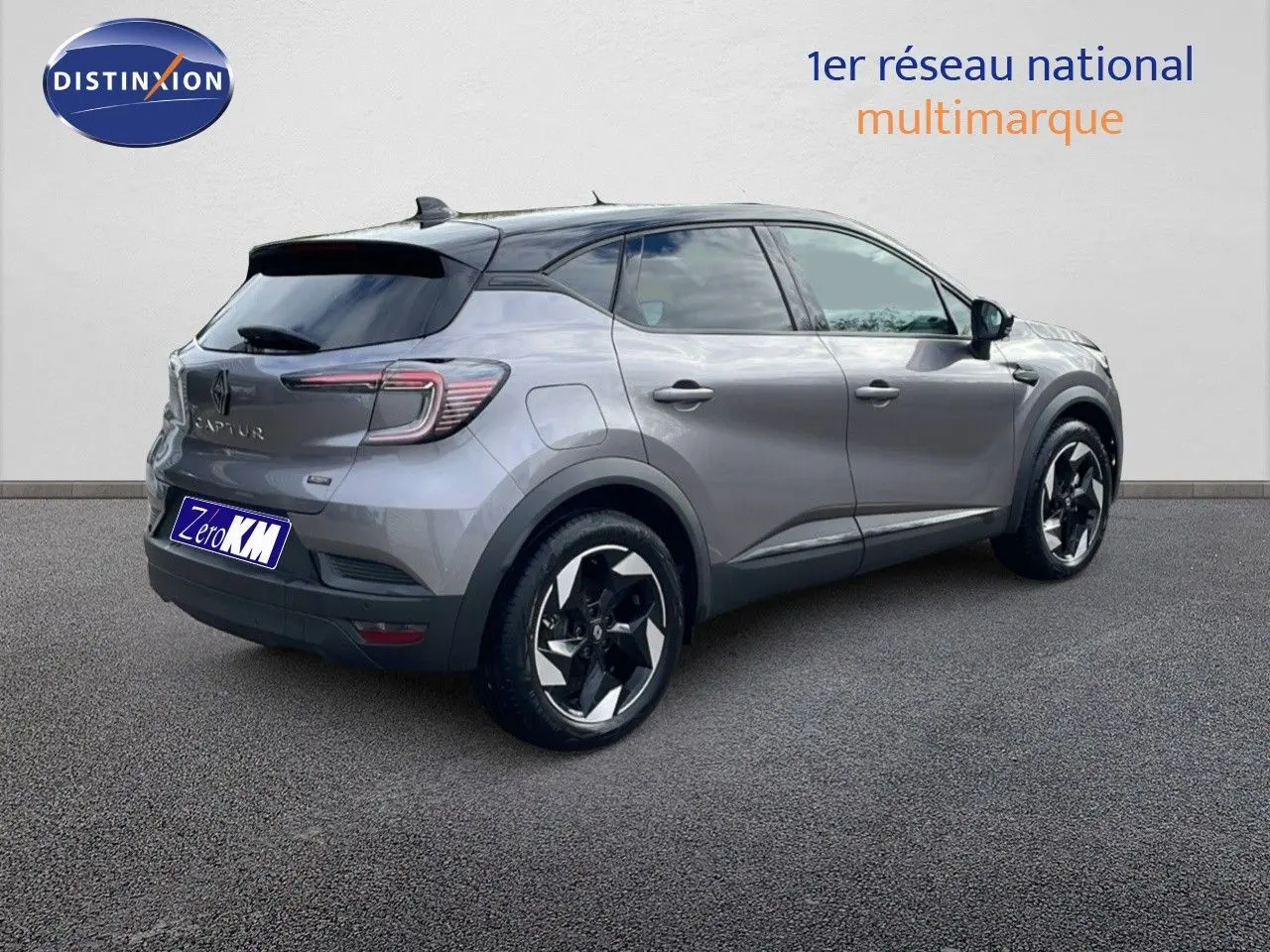 Renault Captur 2025 gris Cassiopée métal avec toit noir, vue 3/4 arrière côté droit, jantes noires distinctives.