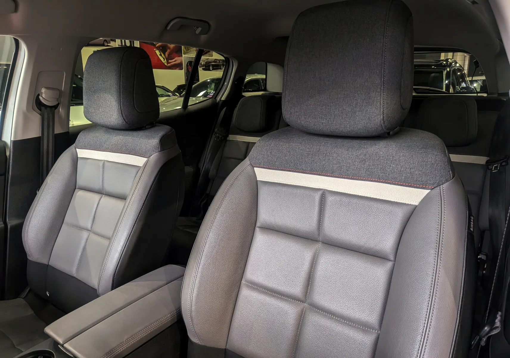 Gros plan sur les sièges avant en cuir et tissu gris du Citroën C5 Aircross hybride rechargeable blanc glacier 2021.