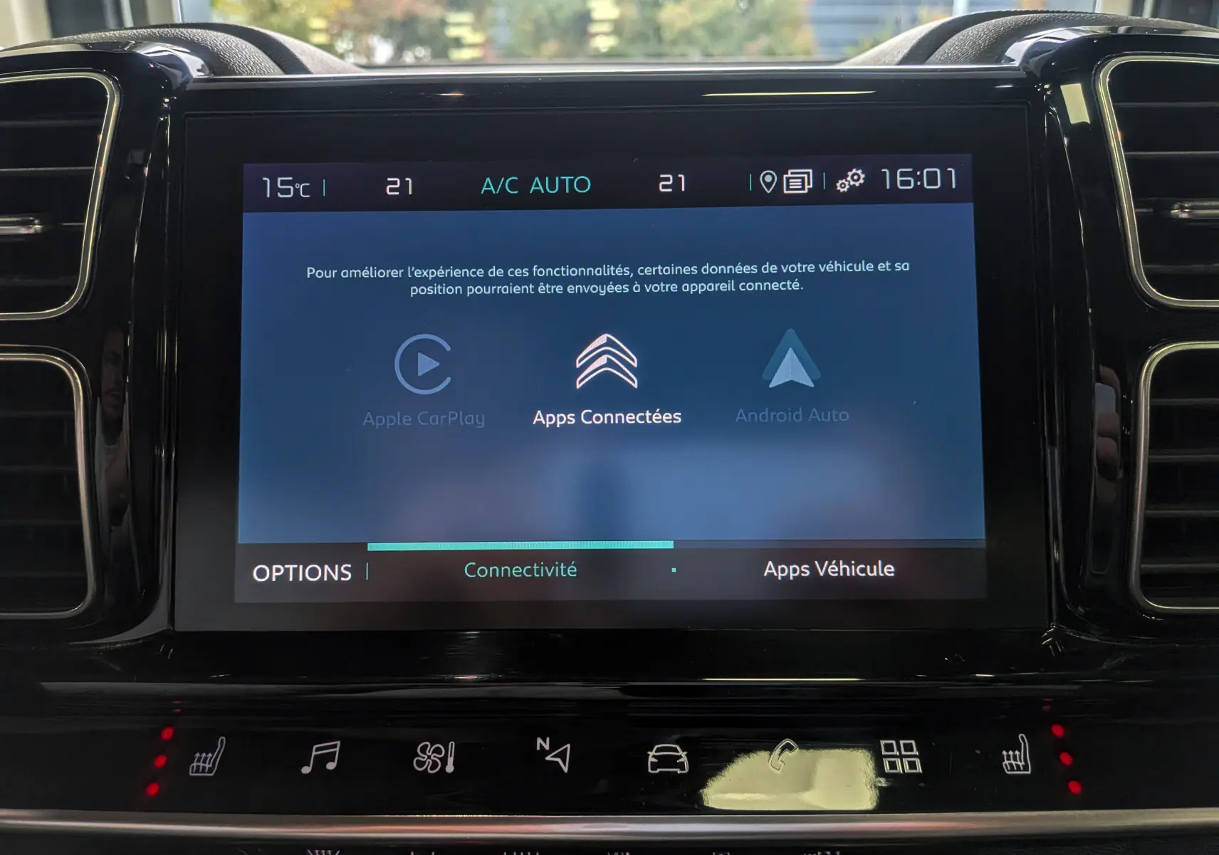 Écran tactile central du Citroën C5 Aircross hybride rechargeable 2021 montrant les options de connectivité et apps véhicule.