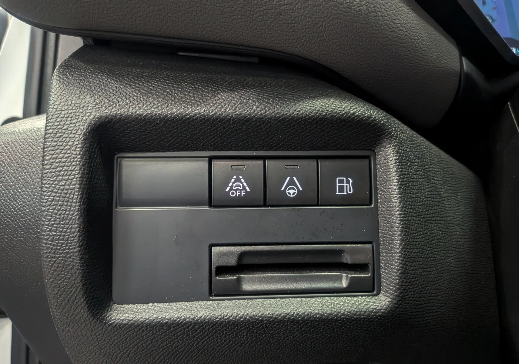 Gros plan sur les boutons de contrôle du tableau de bord du Citroën C5 Aircross hybride rechargeable blanc Glacier.
