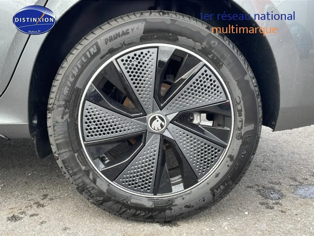 Gros plan sur la roue avant gauche gris graphite d’un Skoda Kamiq 2026 avec jante alu au design moderne perforé.