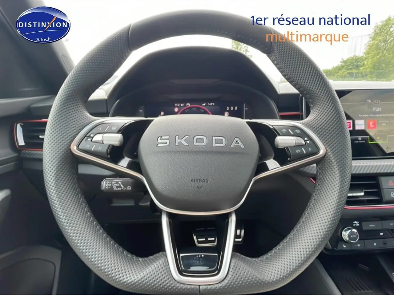 Vue rapprochée du volant cuir perforé gris graphite du Skoda Kamiq 2026 avec commandes multifonctions et tableau de bord digital.