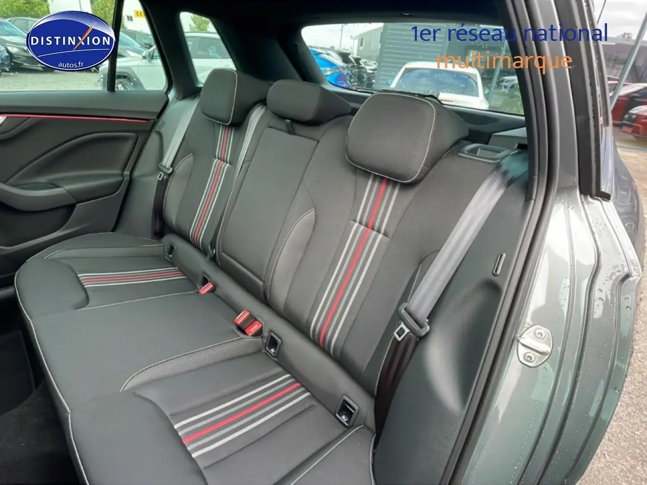 Vue intérieure côté droit sur la banquette arrière noire avec bandes rouges et grises du Skoda Kamiq gris graphite Monte Carlo 2026.