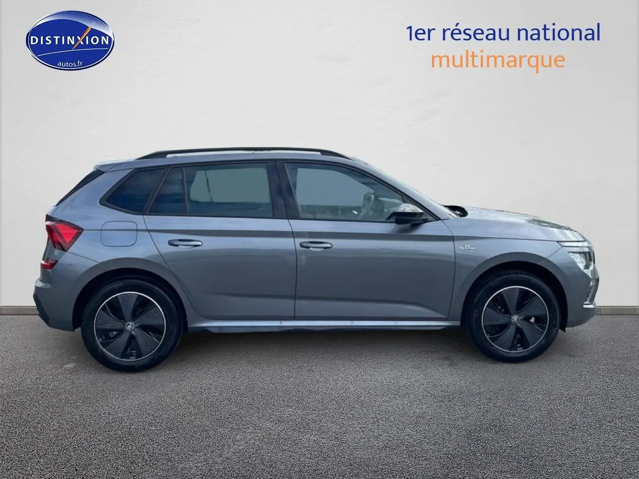 SKODA KAMIQ gris graphite vue de profil côté gauche sur fond neutre, jantes alu noires et toit noir.