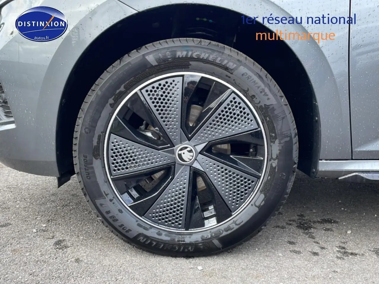 Gros plan sur la roue avant droite gris graphite du Skoda Kamiq 2026 avec jante alu au design moderne.