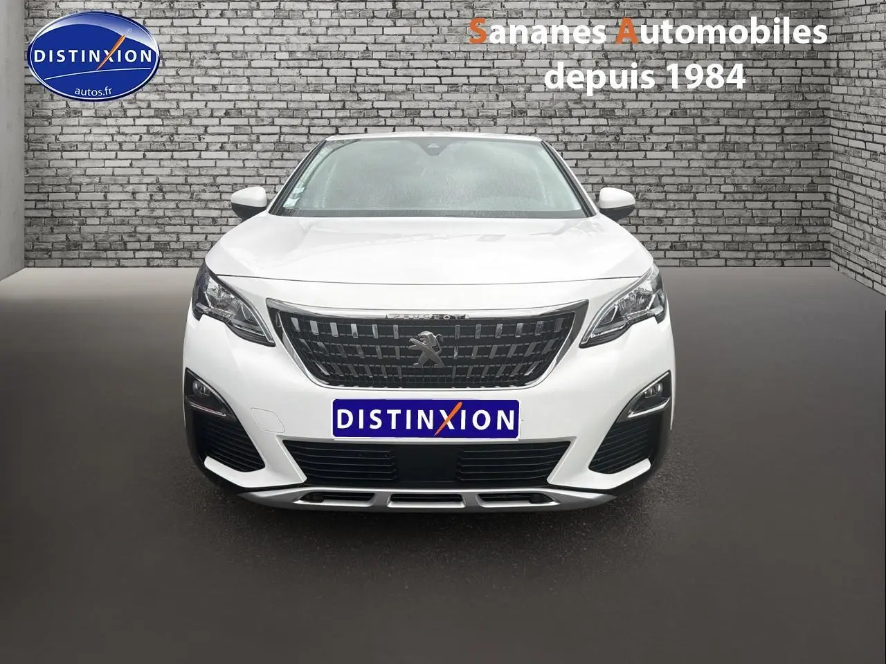 Vue avant d'un Peugeot 3008 blanc nacré 2020 avec calandre noire et phares LED distinctifs.