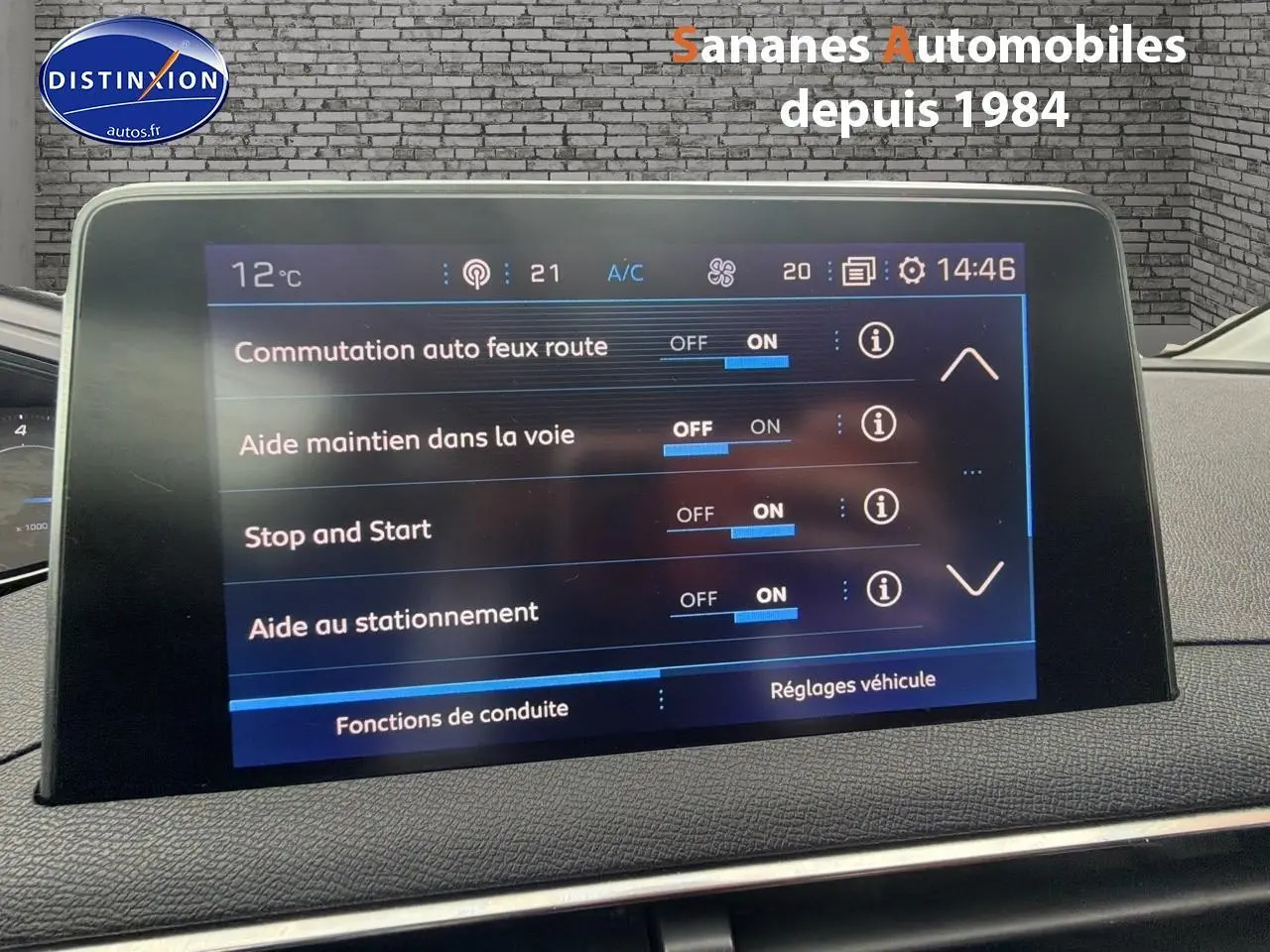Vue avant du Peugeot 3008 blanc 2020 avec écran tactile affichant les aides à la conduite activées.