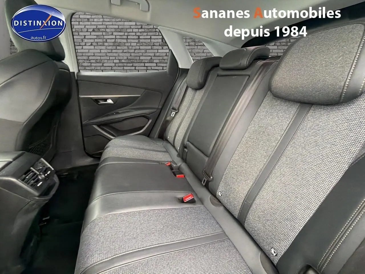 Vue intérieure côté droit des sièges arrière en tissu et cuir du Peugeot 3008 blanc 2020, avec appuie-têtes et ceintures visibles.