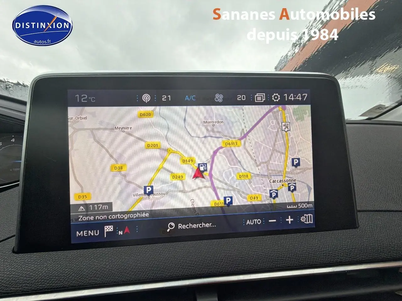 Écran tactile central du tableau de bord du Peugeot 3008 blanc 2020 affichant la navigation GPS.