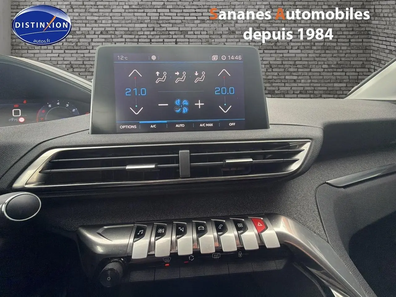 Vue intérieure du tableau de bord du Peugeot 3008 blanc de 2020, avec écran tactile et commandes piano visibles.