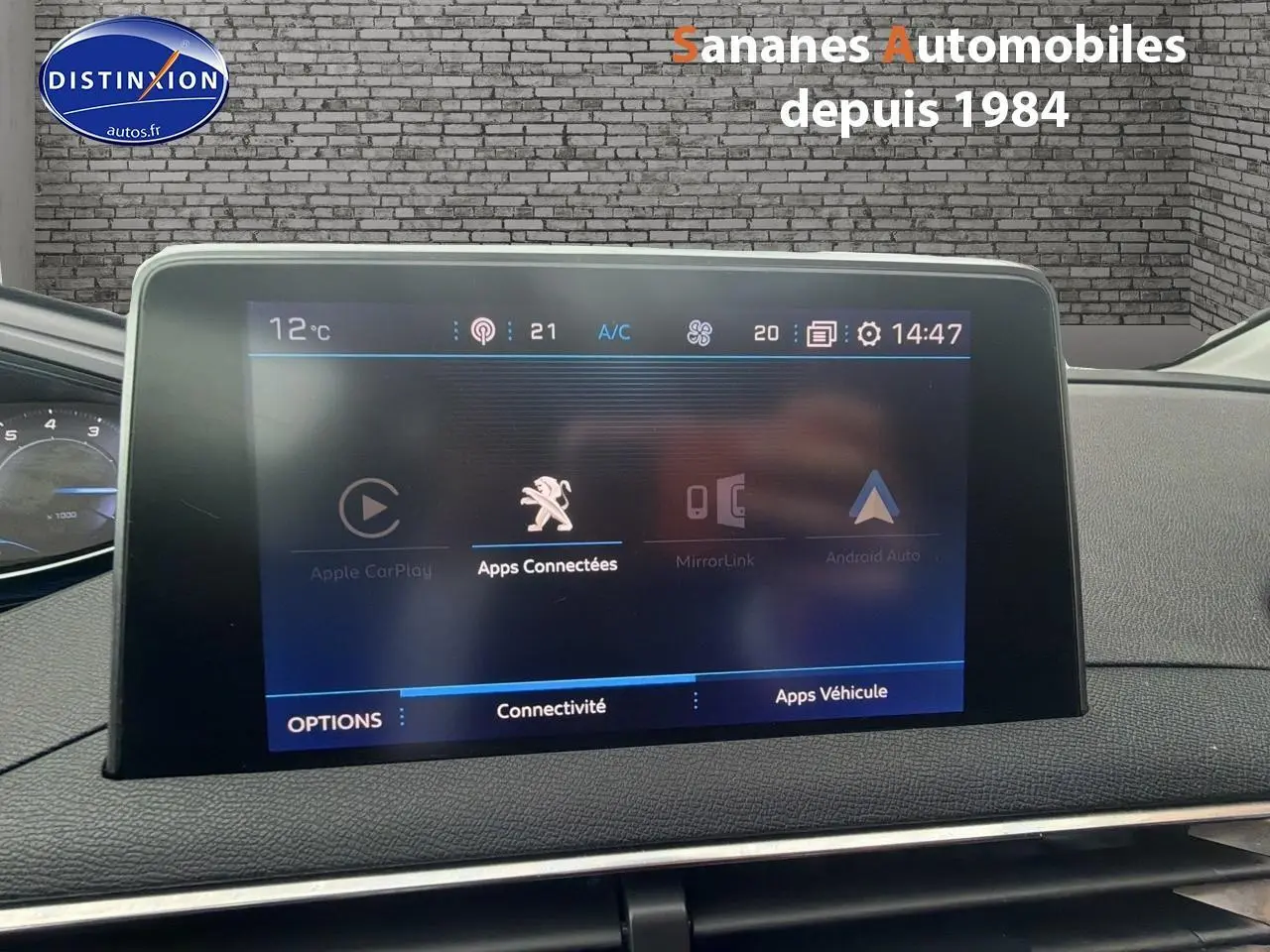 Écran tactile central du tableau de bord du Peugeot 3008 2020 affichant les options de connectivité.