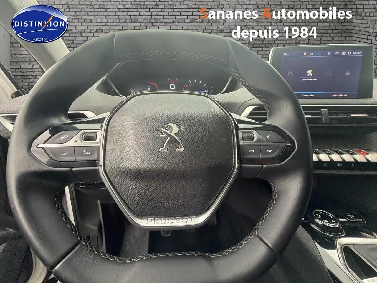 Vue rapprochée du volant cuir noir et du tableau de bord numérique du Peugeot 3008 blanc de 2020, version Allure.