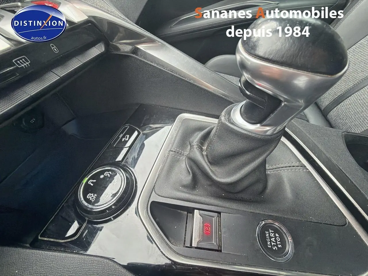 Gros plan sur la console centrale du Peugeot 3008 blanc 2020, avec levier de vitesse manuel et sélecteur Advanced Grip Control.