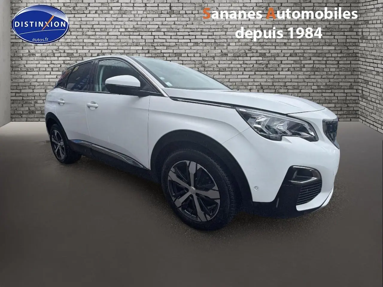 Peugeot 3008 blanc nacré en 3/4 avant droit, avec jantes alliage noires et toit noir contrasté.