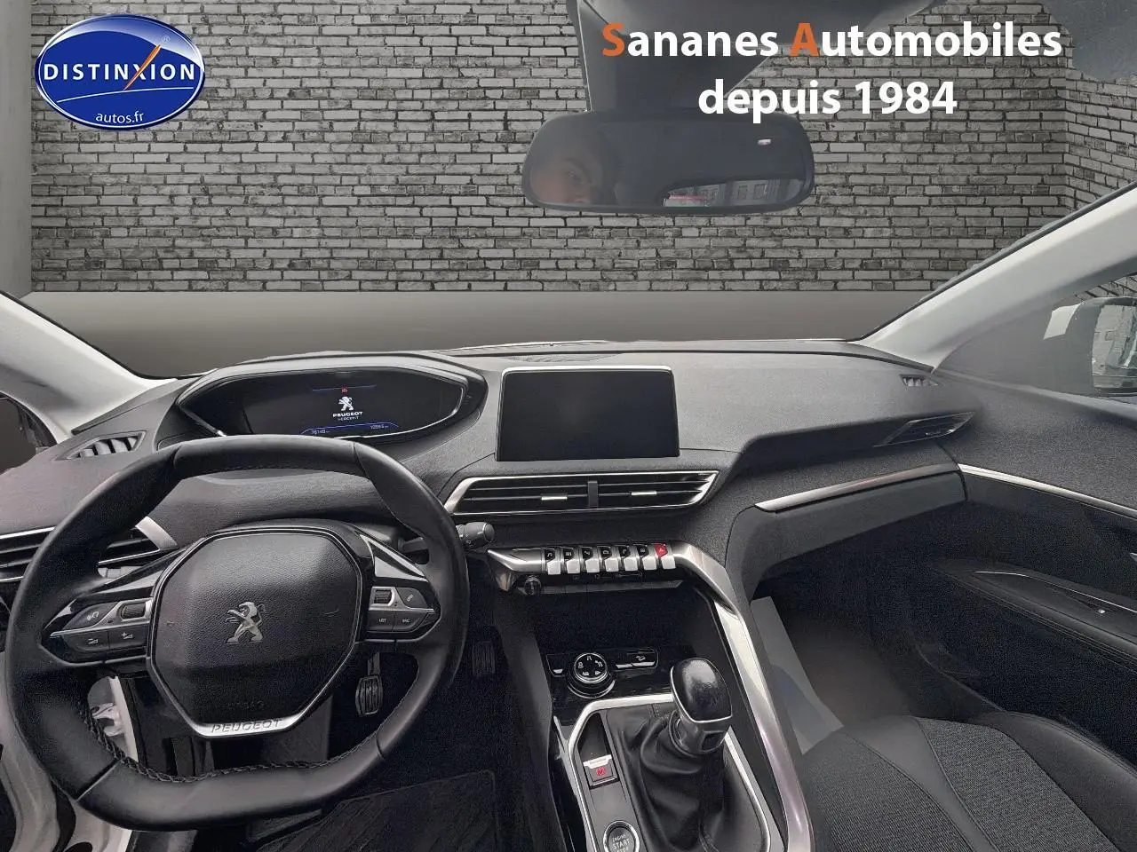 Intérieur noir du Peugeot 3008 2020, vue du poste de conduite avec volant compact et levier de vitesses manuel.