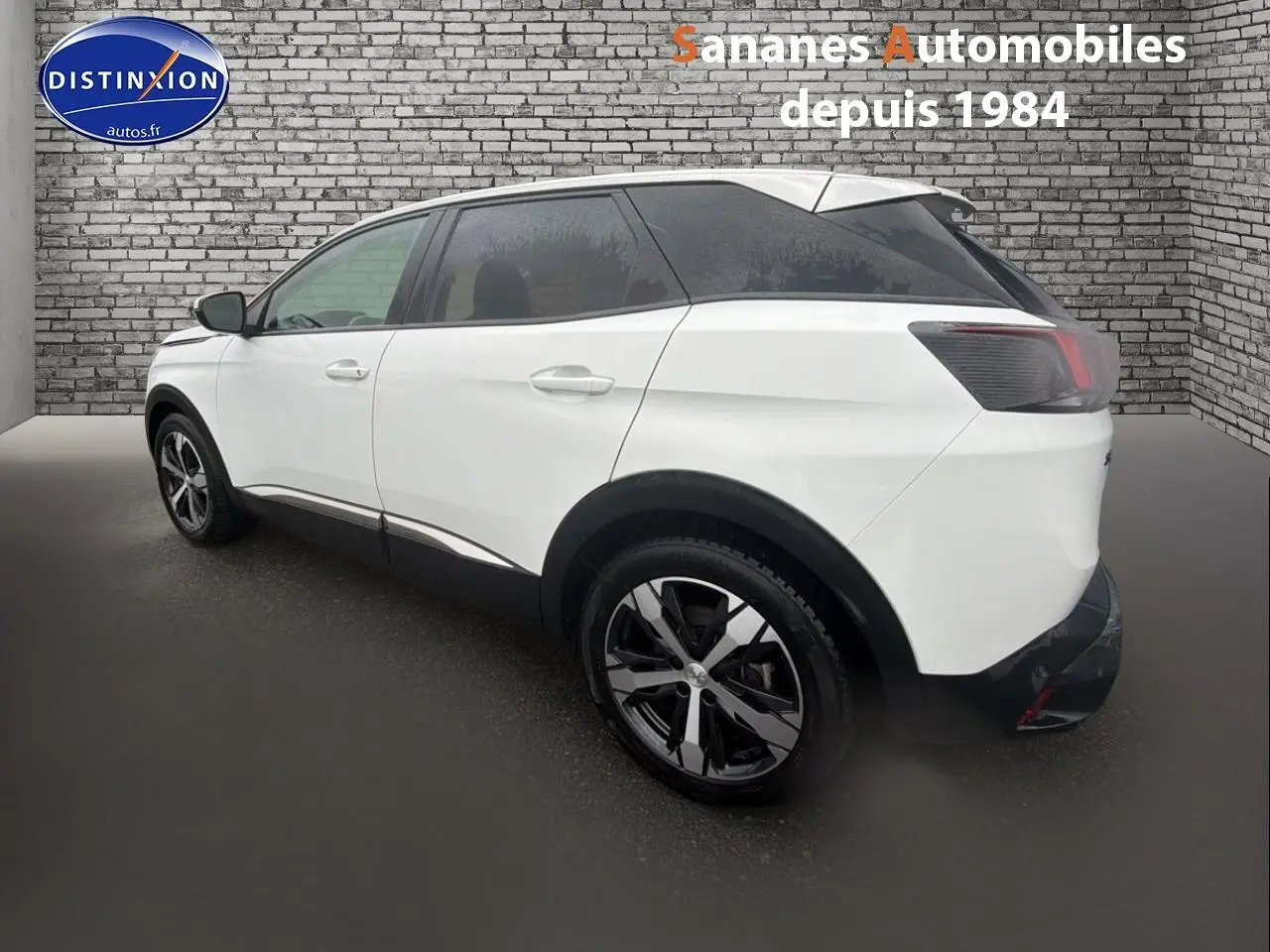 Vue 3/4 arrière droit d'un Peugeot 3008 blanc nacré avec jantes alliage 18 pouces Los Angeles.