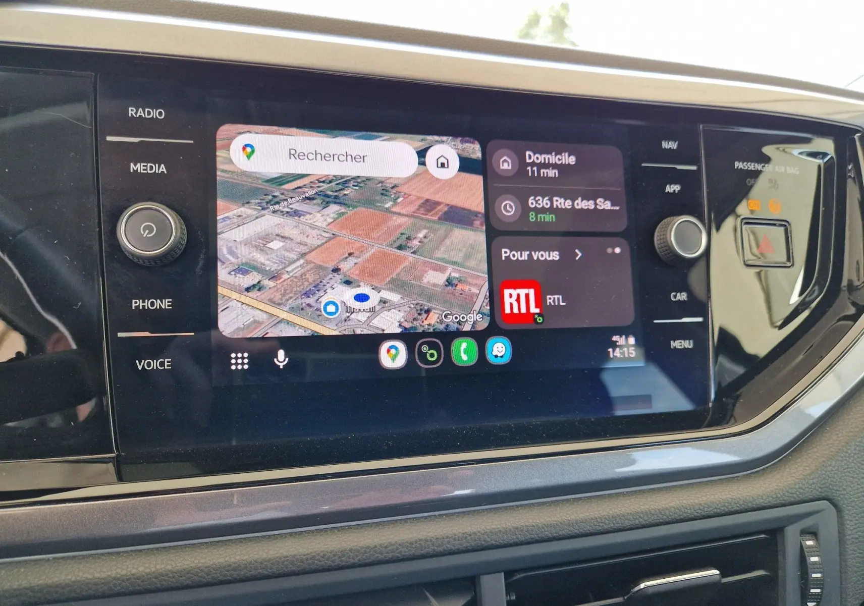 Écran tactile central du tableau de bord d'une Volkswagen Polo 2022 affichant la navigation GPS et les commandes multimédia.