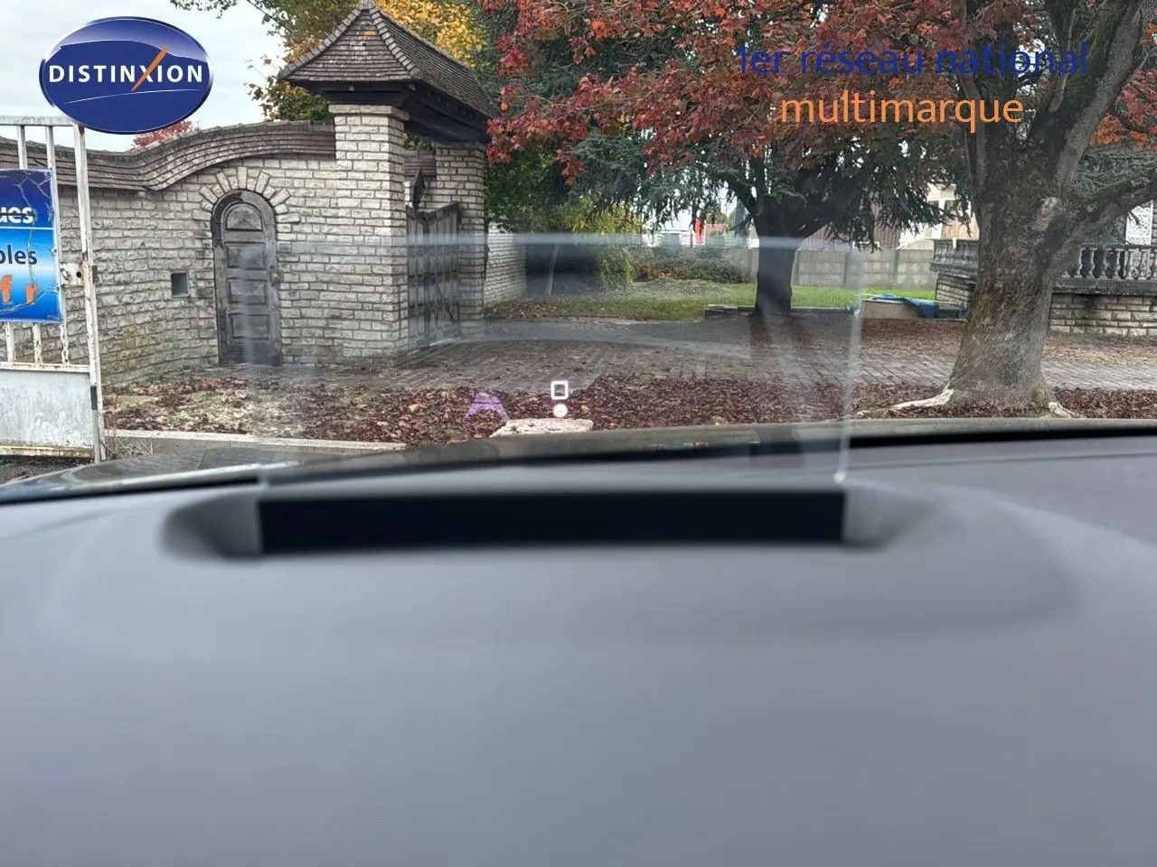 Vue depuis l'intérieur sur le pare-brise d'une Citroën C4 2021 avec toit ouvrant, affichage tête haute visible.