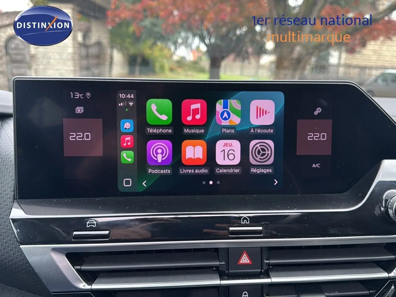 Écran tactile central affichant applications connectées dans l'habitacle d'une Citroën C4 2021.