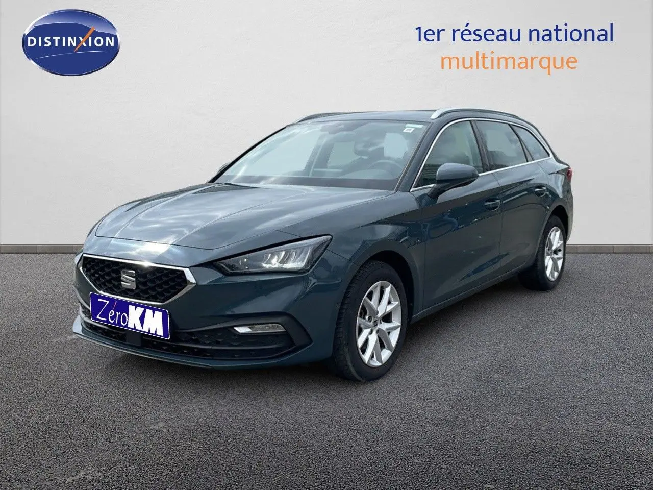 SEAT LEON ST gris magnétique métal vue 3/4 avant droit, avec jantes alliage et calandre hexagonale distinctive.