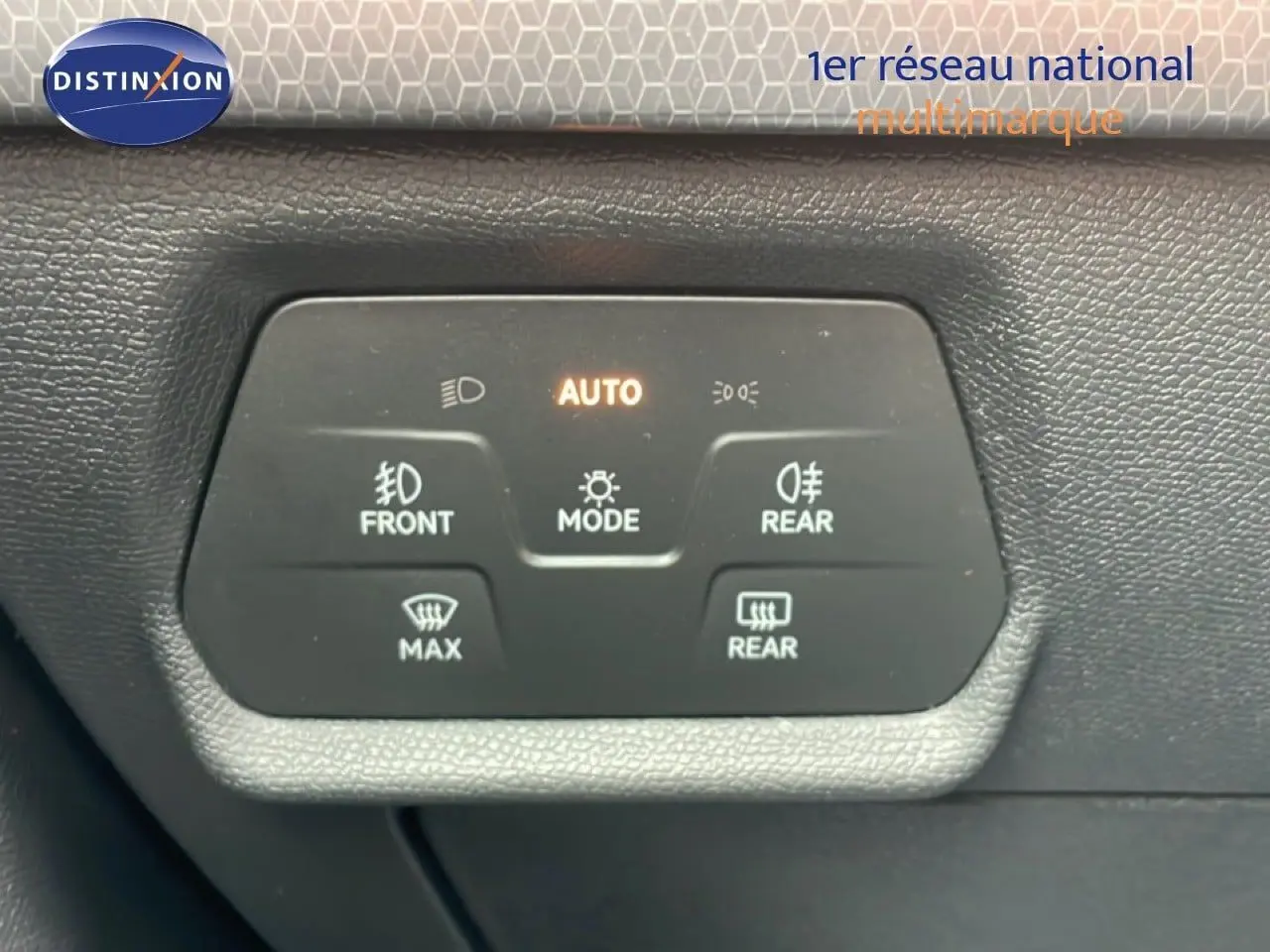 Panneau de commandes d’éclairage intérieur avec mode automatique et réglages des feux avant et arrière sur SEAT Leon ST gris.