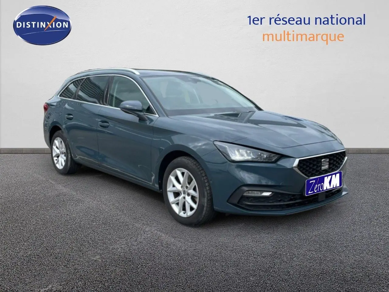 SEAT LEON ST 2025 gris magnétique métal en 3/4 avant droit, break diesel avec jantes argentées et calandre noire.