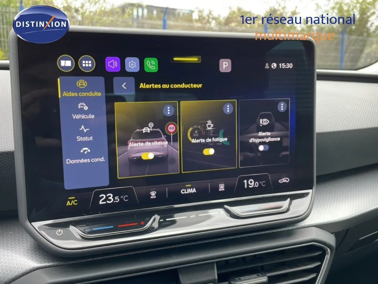 Écran tactile intérieur du SEAT LEON ST 2025 affichant les alertes au conducteur et la climatisation.