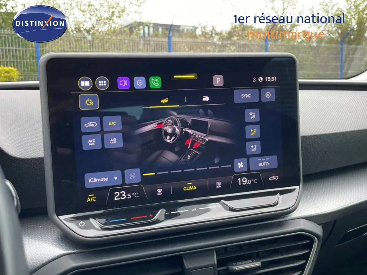 Écran tactile central affichant les réglages de climatisation dans l'habitacle moderne d'une SEAT LEON ST 2025.