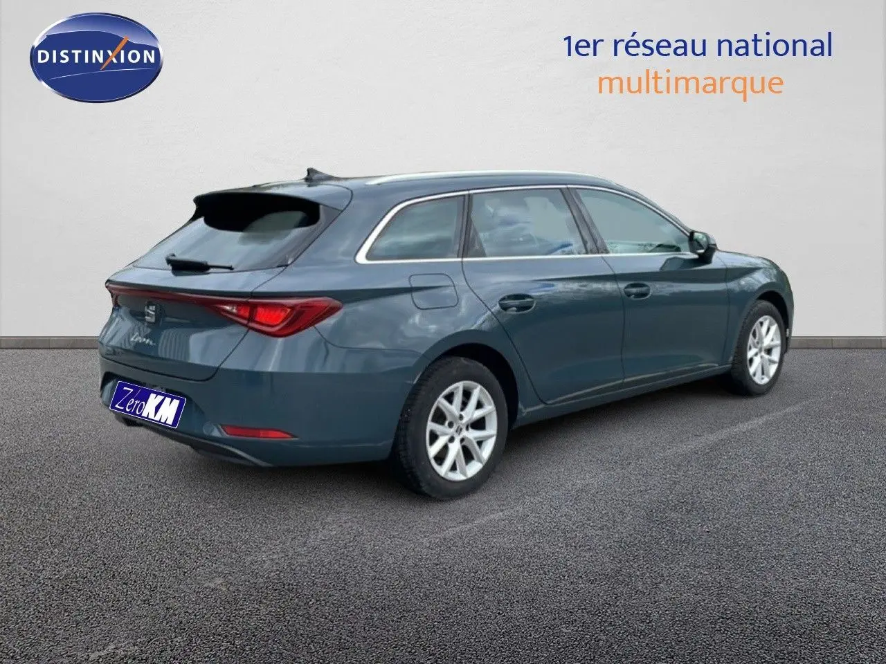 SEAT LEON ST gris magnétique, vue 3/4 arrière droit, break avec jantes alliage et feux LED distinctifs.