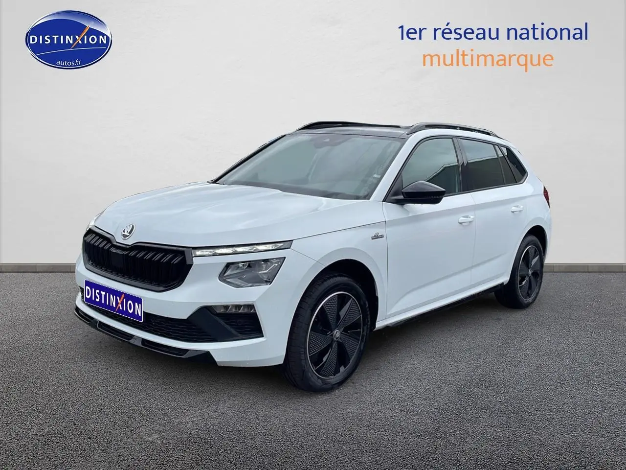 Skoda Kamiq blanc nacré en 3/4 avant droit avec toit panoramique et jantes noires distinctives.