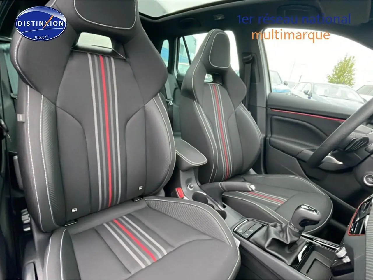 Vue intérieure des sièges avant sport noirs avec bandes rouges et grises du Skoda Kamiq Monte Carlo 2026.