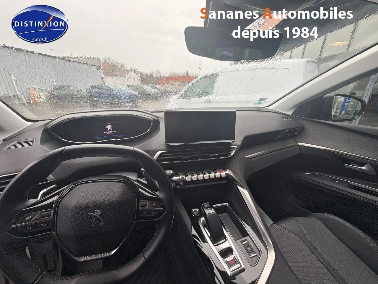 Vue intérieure avant du Peugeot 3008 Hybrid blanc, mettant en valeur le volant compact, l'écran tactile et la console centrale moderne.