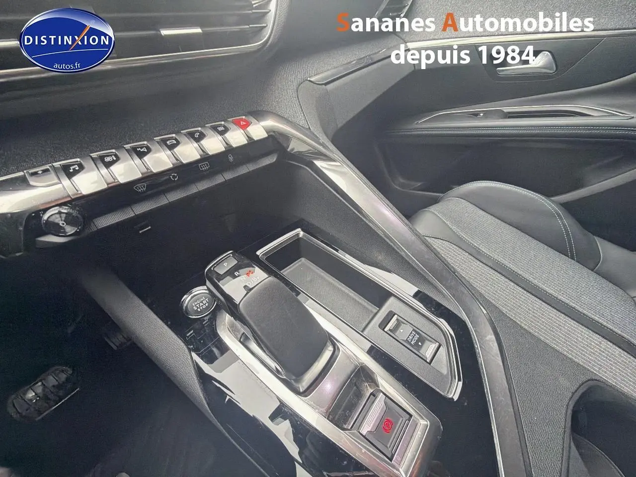 Gros plan sur la console centrale et siège avant droit du Peugeot 3008 Hybrid blanc, avec levier de vitesses et commandes.