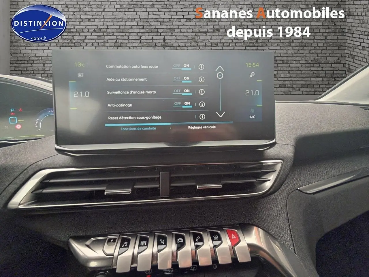 Vue intérieure du tableau de bord du Peugeot 3008 Hybrid 2021 avec écran tactile affichant les réglages de conduite et climatisation.