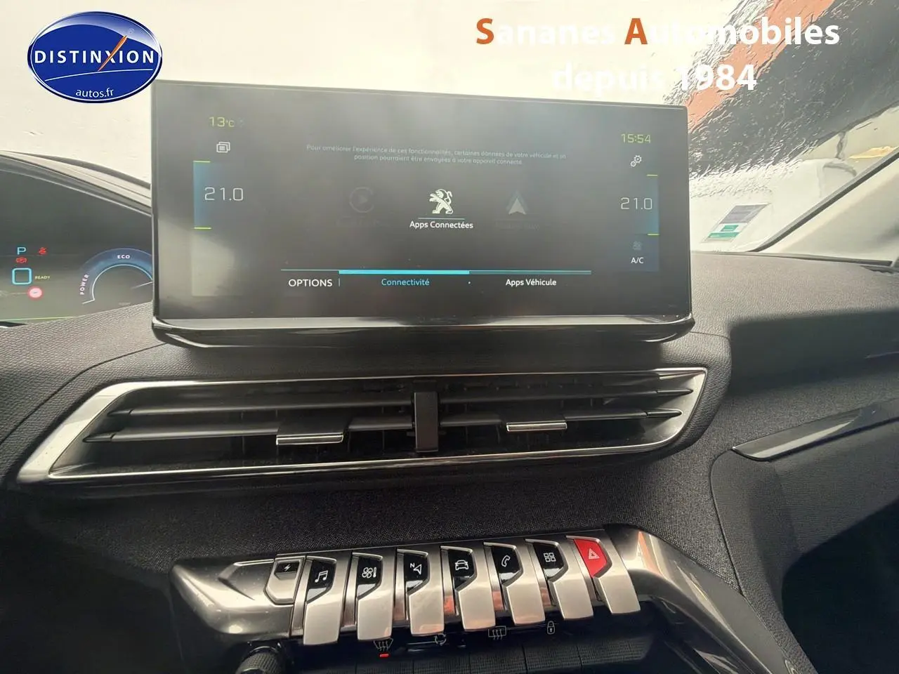 Tableau de bord du Peugeot 3008 Hybrid 2021, vue frontale sur écran tactile et commandes piano en aluminium.