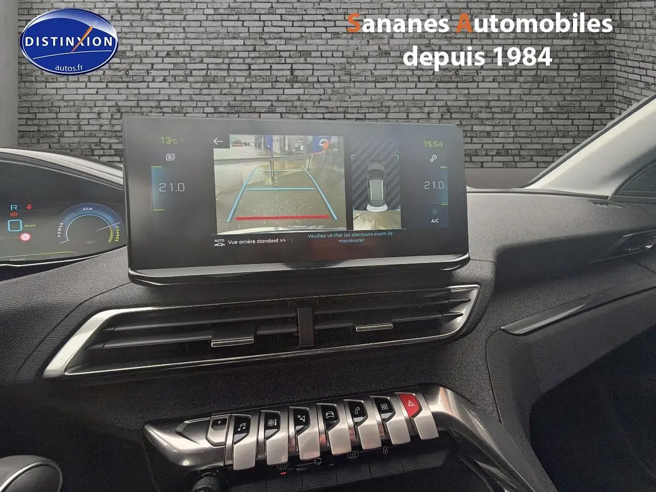 Vue intérieure du tableau de bord du Peugeot 3008 Hybrid 2021 avec écran tactile affichant la caméra de recul.