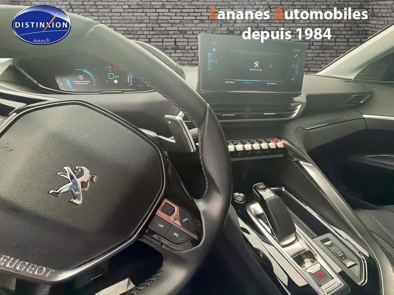 Intérieur du Peugeot 3008 Hybrid 2021, vue rapprochée du volant cuir et de la console centrale avec écran tactile.
