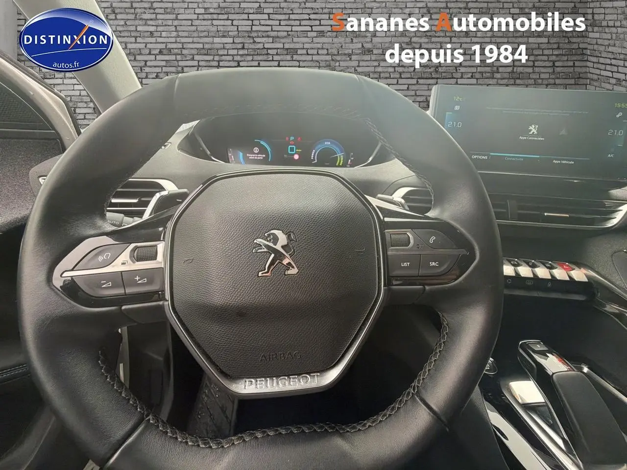 Vue rapprochée du volant cuir noir et du tableau de bord numérique du Peugeot 3008 Hybrid blanc de 2021.