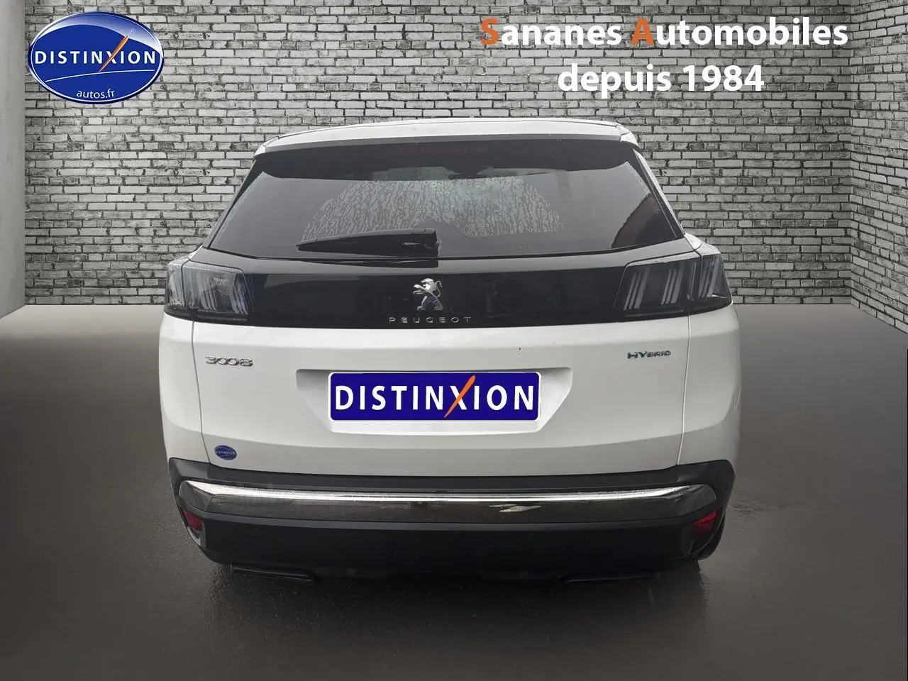 Vue arrière d'un Peugeot 3008 Hybrid blanc avec toit noir et badges distinctifs sur fond de mur en briques.