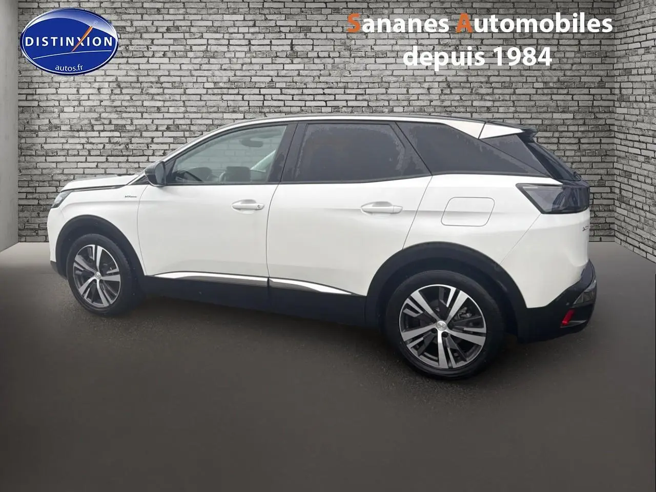 Peugeot 3008 Hybrid blanc vue de profil côté gauche avec toit noir et jantes alliage.