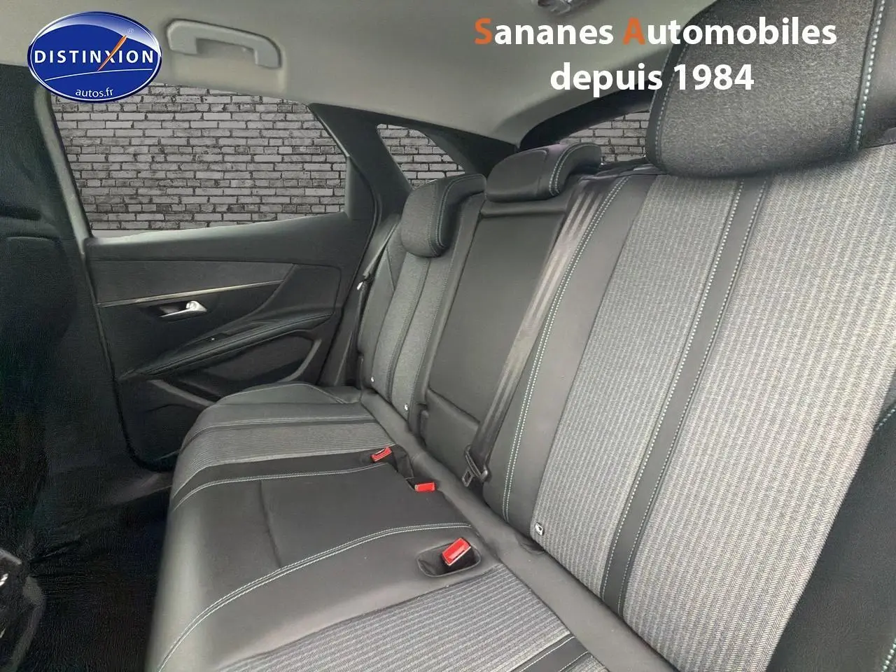 Vue intérieure montrant la banquette arrière en tissu et cuir noir du Peugeot 3008 Hybrid 2021, côté gauche.